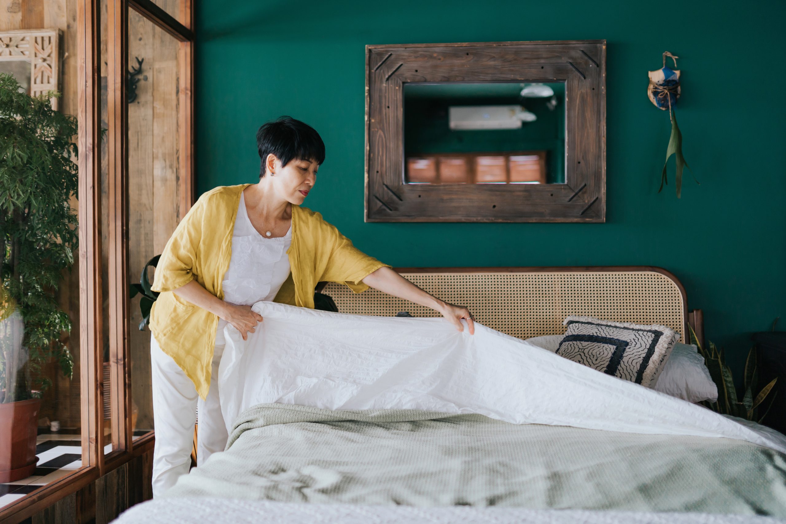 Mattress Financing Bad Credit H Person Makes Bed